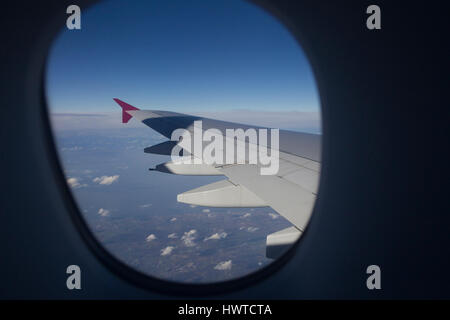 À la fenêtre de la classe de buines lounge à bord de Qatar Airways Airbus A380-800 sur chemin de l'aéroport de Doha. Banque D'Images