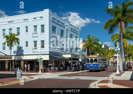 Le doyen, la construction du garage Ford et édifices le long de la première rue, Fort Myers, Floride, USA Banque D'Images