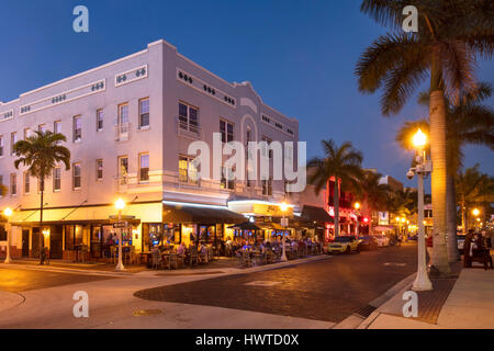 Le crépuscule sur le bâtiment, le garage Ford et édifices le long de la première rue, Fort Myers, Floride, USA Banque D'Images