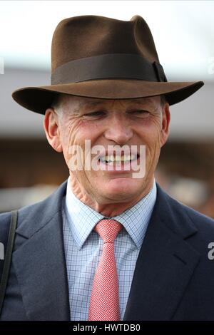 JOHN GOSDEN entraîneur de chevaux de course CHEVAL DE COURSE TRAINER l''HIPPODROME DE YORK YORK ANGLETERRE 11 Mai 2016 Banque D'Images