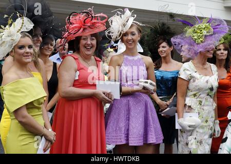 Dames EN CHAPEAU HIPPODROME DE YORK YORK HIPPODROME HIPPODROME DE YORK YORK ANGLETERRE 20 Août 2015 Banque D'Images