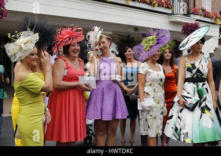 Dames EN CHAPEAU HIPPODROME DE YORK YORK HIPPODROME HIPPODROME DE YORK YORK ANGLETERRE 20 Août 2015 Banque D'Images