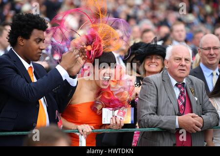 Dame CHEERS SUR SON CHEVAL DARLEY YORKSHIRE OAKS HIPPODROME DE YORK YORK ANGLETERRE 20 Août 2015 Banque D'Images