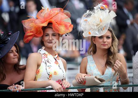 Dames EN CHAPEAU SUR MESDAMES JOURNÉE À DARLEY YORKSHIRE OAKS HIPPODROME DE YORK YORK ANGLETERRE 20 Août 2015 Banque D'Images