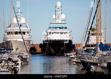 Super de Luxe yachts amarrés au vieux port de Cannes, France Banque D'Images