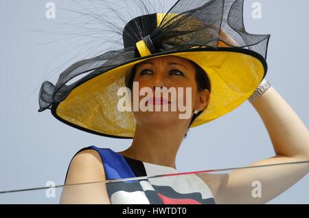 Dame EN CHAPEAU SUR BALCON YORK YORKSHIRE CUP BETWAY BETWAY YORKSHIRE CUP HIPPODROME DE YORK YORK ANGLETERRE 15 Mai 2015 Banque D'Images