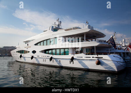 Un grand super yacht de luxe amarrés dans le port de La Napoule, dans le sud de la France sur les français de France Banque D'Images