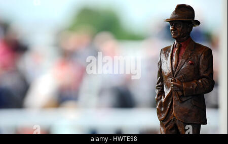 JACK BERRY STATUE CHEVAL DE COURSE CHEVAL DE COURSE Formateur Formateur HIPPODROME DE YORK YORK ANGLETERRE 15 Mai 2014 Banque D'Images