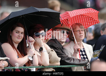 RACEGOERS SOUS LA PLUIE FESTIVAL DANTE DANTE DE NEW YORK NEW YORK FESTIVAL RACECOURS HIPPODROME DE YORK YORK ANGLETERRE 16 Mai 2013 Banque D'Images