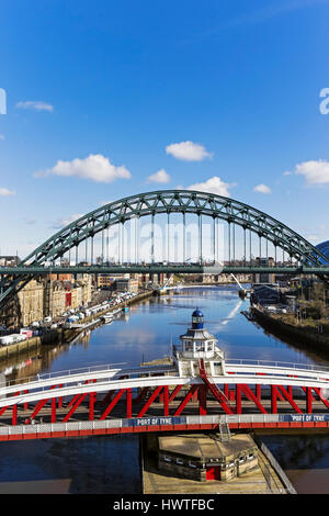 Tyne à Newcastle montrant pont tournant, Tyne Bridge et Millennium Bridge avec marché le dimanche sur Newcastle Quayside. Banque D'Images