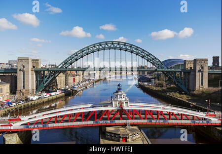 Tyne à Newcastle montrant pont tournant, Tyne Bridge et Millennium Bridge avec marché le dimanche sur Newcastle Quayside. Banque D'Images
