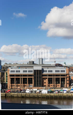 Palais de Justice sur le quai à Newcastle upon Tyne avec quai dimanche marché. Banque D'Images