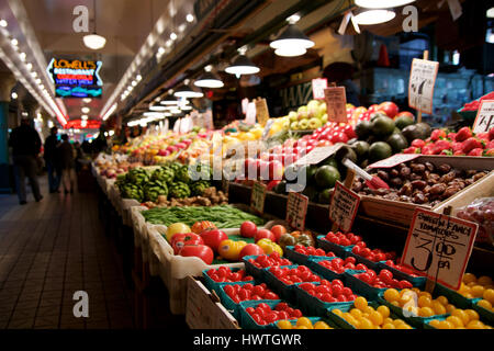 SEATTLE, Washington, USA - JAN 24th, 2017 : des légumes pour vendre à la grande cale au Pike Place Market. Ce marché est un célèbre la vue au centre-ville. Banque D'Images