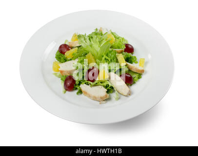 Raisins salade de poulet et tranches isolé sur le fond blanc. Banque D'Images