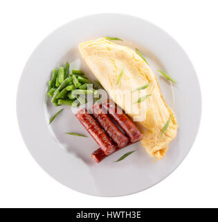 Le petit-déjeuner avec omelette, asperges et saucisses. Banque D'Images