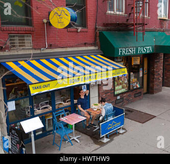 La ville de New York, USA - 09 juillet 2015 : Pizzeria Restaurant 'chant 'e Napule' dans le quartier de Soho, à Manhattan. Une cuisine napolitaine typique avec four à bois. Banque D'Images