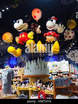 La ville de New York, USA - Juillet 09, 2015 : l'intérieur de Times Square Disney Store. Disney Store est une chaîne internationale de magasins spécialisés vendant que Disne Banque D'Images