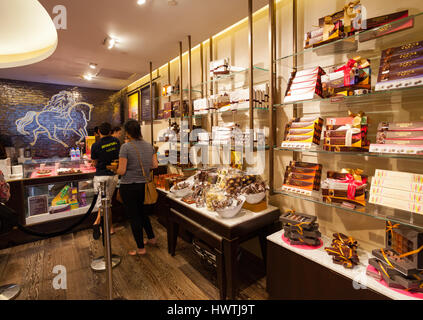 La ville de New York, USA - 10 juillet 2015 : Chocolat Godiva Store Cinquième Avenue à Manhattan. Godiva Chocolatier est un fabricant de chocolats fins premium Banque D'Images