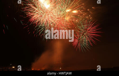 Lahore, Pakistan. Mar 23, 2017. Une belle vue sur beau multicolore d'artifice en place historique dans Minar-e-Pakistan comme la nation en ce qui concerne les festivités commence la journée du Pakistan. Credit : Rana Sajid Hussain/Pacific Press/Alamy Live News Banque D'Images