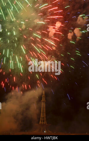 Lahore, Pakistan. Mar 23, 2017. Une belle vue sur beau multicolore d'artifice en place historique dans Minar-e-Pakistan comme la nation en ce qui concerne les festivités commence la journée du Pakistan. Credit : Rana Sajid Hussain/Pacific Press/Alamy Live News Banque D'Images