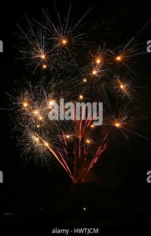 Lahore, Pakistan. Mar 23, 2017. Une belle vue sur beau multicolore d'artifice en place historique dans Minar-e-Pakistan comme la nation en ce qui concerne les festivités commence la journée du Pakistan. Credit : Rana Sajid Hussain/Pacific Press/Alamy Live News Banque D'Images