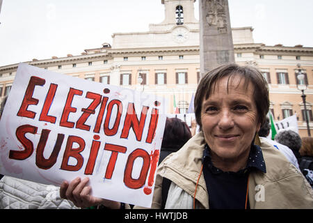 Rome, Italie. Mar 22, 2017. Une manifestation de citoyens 'Surround' dans Piazza Montecitorio Parlement de demander des élections anticipées. Credit : Leo Claudio De Petris/Pacific Press/Alamy Live News Banque D'Images