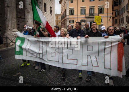 Rome, Italie. Mar 22, 2017. Une manifestation de citoyens 'Surround' dans Piazza Montecitorio Parlement de demander des élections anticipées. Credit : Leo Claudio De Petris/Pacific Press/Alamy Live News Banque D'Images