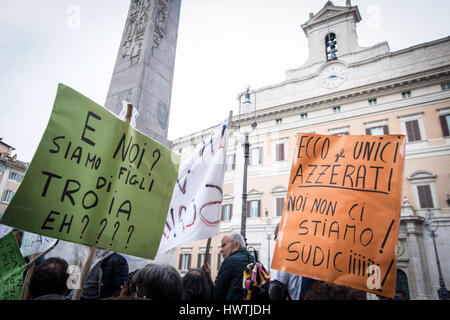 Rome, Italie. Mar 22, 2017. Une manifestation de citoyens 'Surround' dans Piazza Montecitorio Parlement de demander des élections anticipées. Credit : Leo Claudio De Petris/Pacific Press/Alamy Live News Banque D'Images