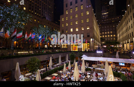 La ville de New York, USA - 12 juillet 2015 : baisse de la Plaza au Rockefeller Center avec la statue en or de Prométhée à Midtown Manhattan. Les touristes de prendre un verre dans Banque D'Images