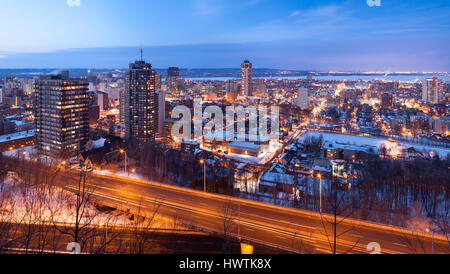 Le centre-ville de Hamilton skyline et environs à la tombée de la prise à partir de l'Escarpement du Niagara ou (Hamilton Mountain). Hamilton, Ontario, Canada. Banque D'Images