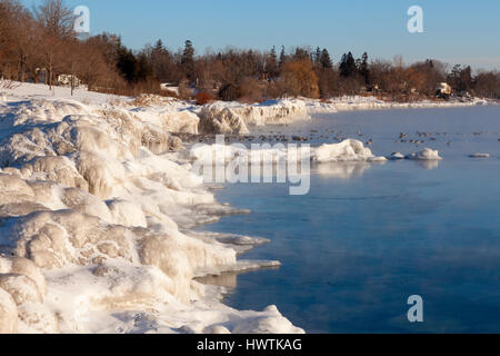 Construit de glace le long de la rive du lac Ontario sur un très froid matin à Oakville, Ontario, Canada. Banque D'Images