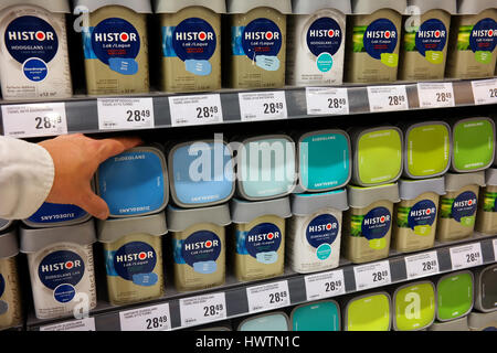 Gamme de pots de peinture dans le département de peinture d'un magasin Banque D'Images