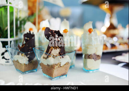 Dans les desserts au chocolat parfait tasses Banque D'Images