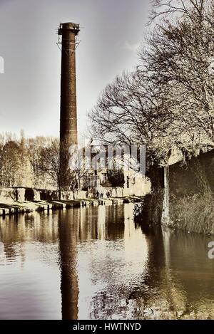 Moulin du 19ème siècle cheminée sur le côté de la Leeds Liverpool Burnley Lancashire,canal,,UK Banque D'Images