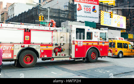 La ville de New York, USA - 08 juillet 2015 : FDNY Ladder 40 dans Lower East Side à Manhattan. FDNY est le plus grand fournisseur de fasi et EMS dans le monde. Banque D'Images