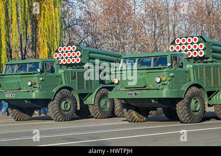 Dniepr, l'Ukraine - le 29 octobre 2013 : défilé militaire consacré au 70e anniversaire de la libération de Dniepr Dniepropetrovsk (ville) d'envahisseur nazi. Sov Banque D'Images