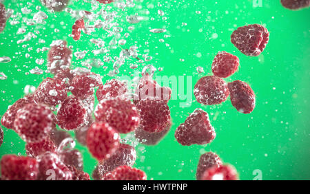 Réservoir de framboise splashing in water background Banque D'Images