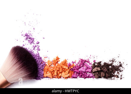 Ombres à paupières écrasées et brush isolated on white Banque D'Images