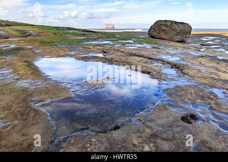 Staithes, Angleterre - 1 mars : image hdr de staithes beach et rockpools avec 'Résolution' pi à l'étranger. à staithes, North Yorkshire, Angleterre. au 1er m Banque D'Images