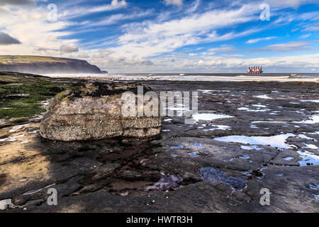 Staithes, Angleterre - 1 mars : grand rock et rock pools sur staithes beach, North Yorkshire. à staithes, North Yorkshire, Angleterre. le 1er mars 2017. Banque D'Images