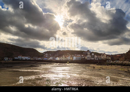 Staithes, Angleterre - 1 mars : image hdr de staithes front de mer avec plage en premier plan et dramatique ciel en soirée. dans la région de staithes, North Yorkshire, Angleterre. Banque D'Images