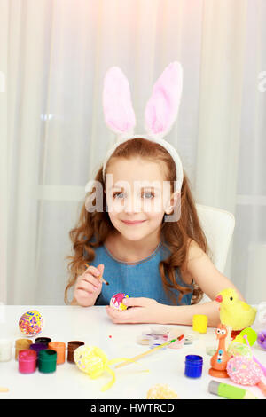 Jour de Pâques. Girl painting oeufs. S'amuser sur Pâques Banque D'Images