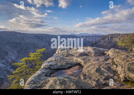 Ciel bleu, couronne la New River Gorge de la Virginie de l'ouest de l'donnent sur de Long Point sur la fin de l'hiver un soir que le faible soleil soleil frappent le grès. Banque D'Images