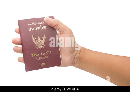 Homme main tenant la Thaïlande passeport isolé sur fond blanc avec clipping path Banque D'Images