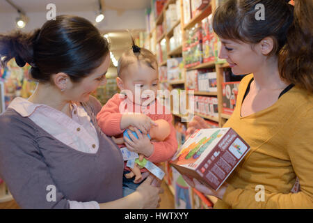 Mère et fille avec des forfaits en magasin de jouets Banque D'Images