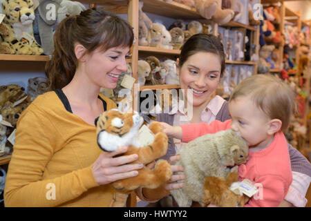 Mère et fille avec des forfaits en magasin de jouets Banque D'Images