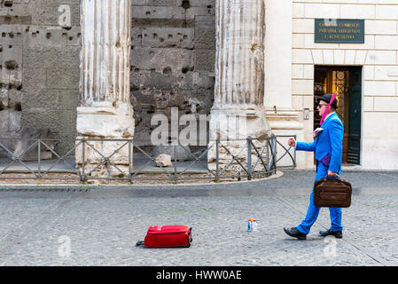 Rome, Italie - 3 Février, 2017:artiste Mime d'effectuer dans la Piazza di Pietra, le 3 février 2017 à Rome, Italie Banque D'Images