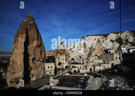 Paysage de Cappadoce en Turquie. Paysage de Cappadoce rurale. Cheminées de fées de Cappadoce valley avec la grotte, maisons. Banque D'Images