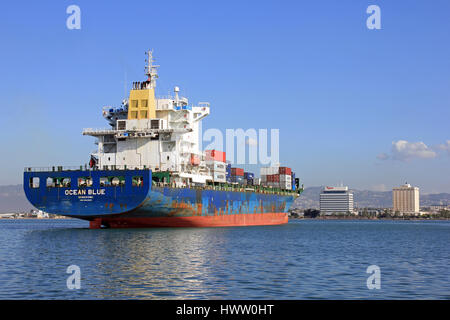 Ocean Blue Cargo dans le port de Kingston, Jamaïque Banque D'Images