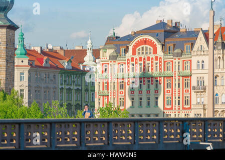 L'architecture art nouveau de Prague, de couleur pastel bâtiments art nouveau aux côtés de la rivière Vltava dans le quartier Nové Město de Prague, République tchèque. Banque D'Images